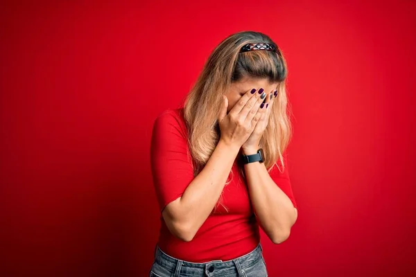 Young Beautiful Blonde Woman Wearing Casual Shirt Standing Isolated Red — Stock Photo, Image