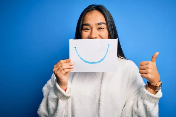 Jong Mooi Aziatisch Vrouw Holding Papier Met Glimlach Tekenen Mond — Stockfoto