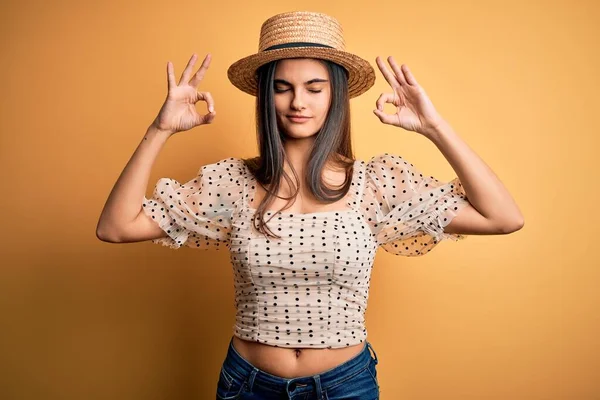 Junge Schöne Brünette Frau Shirt Und Sommermütze Über Gelbem Hintergrund — Stockfoto