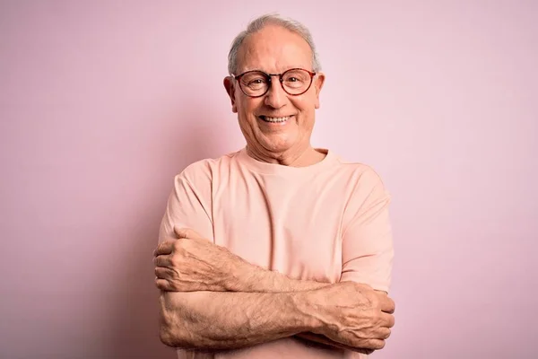 Ein Grauhaariger Älterer Mann Mit Brille Steht Vor Rosa Hintergrund — Stockfoto