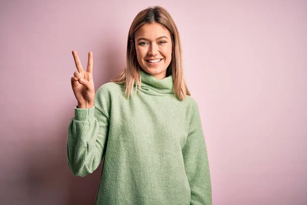 Joven Hermosa Mujer Rubia Con Suéter Lana Invierno Sobre Fondo —  Fotos de Stock