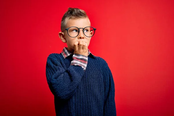 Fiatal Kék Szemű Fehér Gyerek Piros Háttér Fölött Okos Szemüveget — Stock Fotó