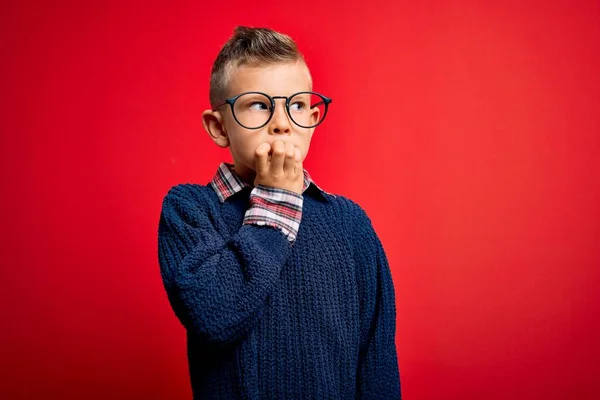 Jeune Enfant Caucasien Aux Yeux Bleus Portant Des Lunettes Intelligentes — Photo