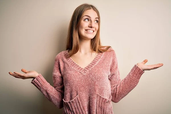 Joven Hermosa Pelirroja Vistiendo Suéter Casual Rosa Sobre Fondo Blanco —  Fotos de Stock