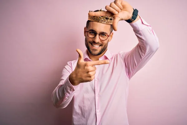 Joven Hombre Negocios Guapo Con Corona Dorada Como Rey Sobre —  Fotos de Stock