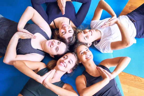 Jonge Mooie Groep Sportvrouwen Die Yoga Beoefenen Liggen Doen Cirkel — Stockfoto