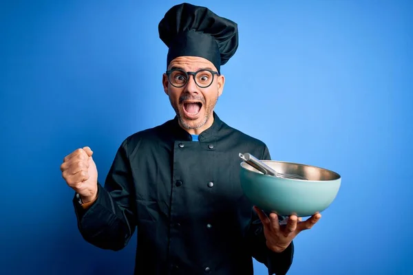 Jeune Beau Chef Homme Portant Uniforme Cuisinière Chapeau Mélange Aide — Photo