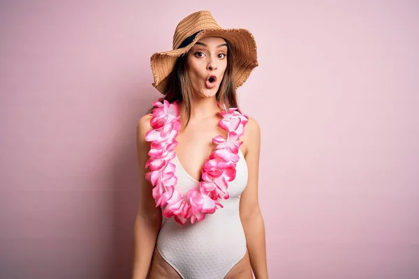 Junge Schöne Brünette Frau Urlaub Trägt Badeanzug Und Hawaiianische Blumen — Stockfoto