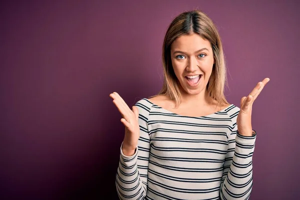 Jovem Mulher Loira Bonita Vestindo Camisa Listrada Casual Sobre Fundo — Fotografia de Stock