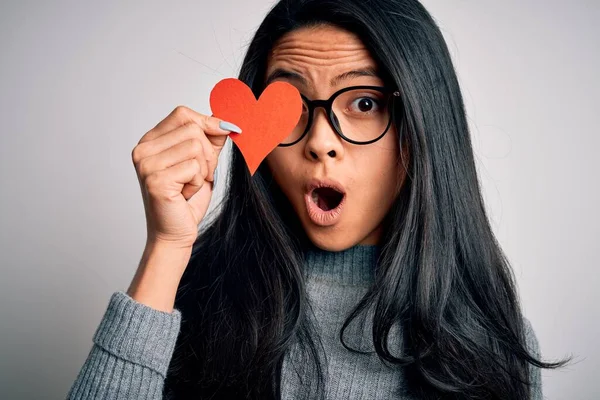 Joven Mujer China Hermosa Sosteniendo Corazón Papel Sobre Fondo Blanco — Foto de Stock