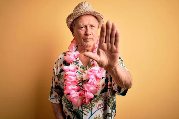 Γκρίζα Μαλλιά Ανώτερος Άνθρωπος Φορώντας Καλοκαιρινό Καπέλο Και Hawaiian Lei — Φωτογραφία Αρχείου