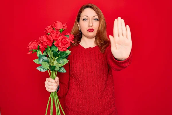 Jovem Mulher Ruiva Bonita Segurando Buquê Flores Rosas Vermelhas Sobre — Fotografia de Stock