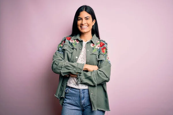 Jonge Mooie Latijns Amerikaanse Modevrouw Draagt Coole Jas Een Roze — Stockfoto