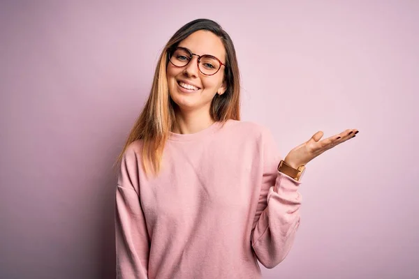 Mooie Blonde Vrouw Met Blauwe Ogen Dragen Trui Bril Roze — Stockfoto