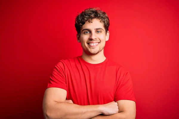 Homem Bonito Loiro Jovem Com Cabelo Encaracolado Vestindo Camiseta Casual — Fotografia de Stock