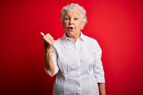 Senior Hermosa Mujer Con Camisa Elegante Pie Sobre Fondo Rojo —  Fotos de Stock