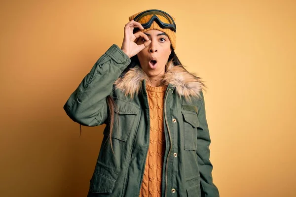 Joven Mujer Hispana Hermosa Con Gafas Esquí Abrigo Para Clima — Foto de Stock