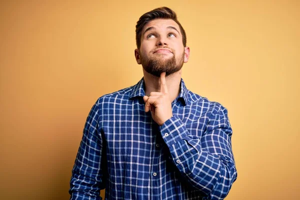 Young Blond Businessman Beard Blue Eyes Wearing Shirt Yellow Background — Stock Photo, Image