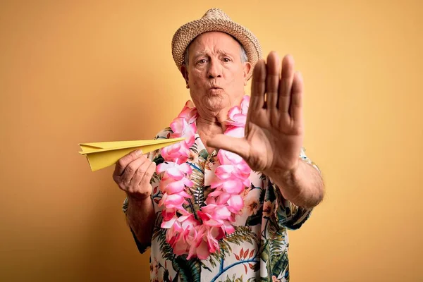 Šedovlasý Starší Muž Letním Klobouku Havajském Lei Držící Papírové Letadlo — Stock fotografie