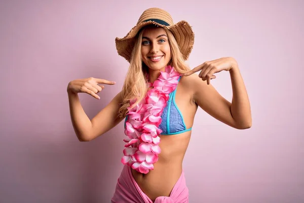 Junge Schöne Blonde Frau Urlaub Mit Bikini Und Hut Mit — Stockfoto