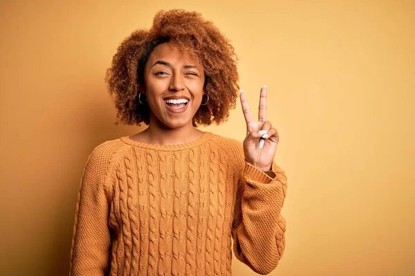 Jonge Mooie Afro Amerikaanse Afro Vrouw Met Krullend Haar Draagt — Stockfoto