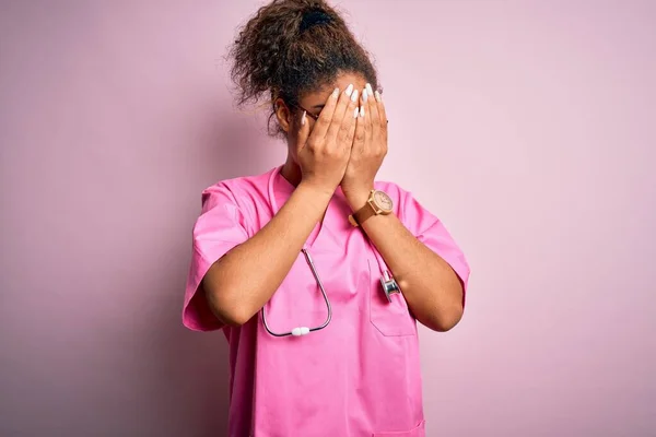 Afrikai Amerikai Nővér Lány Visel Orvosi Egyenruhát Sztetoszkópot Rózsaszín Háttér — Stock Fotó