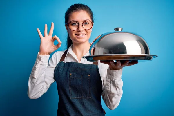 Mavi Gözlü Kubbeli Genç Bayan Garsonun Izole Bir Arka Planı — Stok fotoğraf