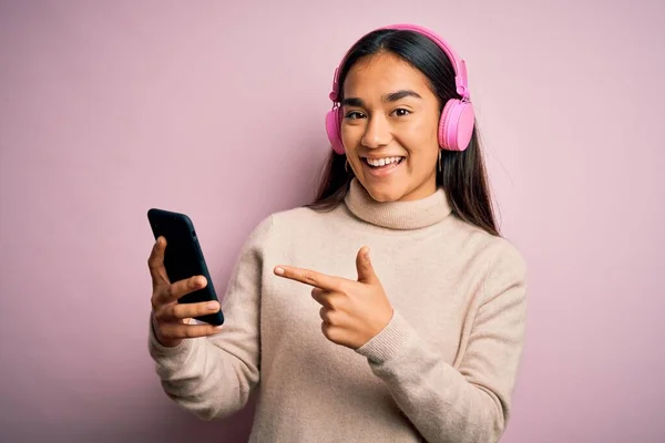 Jong Mooi Aziatisch Vrouw Luisteren Naar Muziek Met Behulp Van — Stockfoto