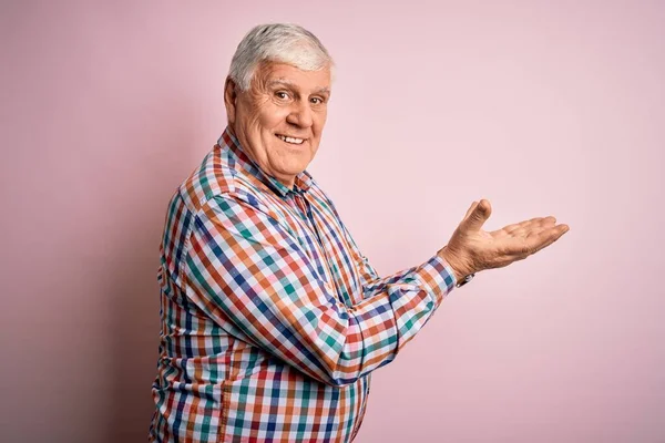 Senior Bonito Hoary Homem Vestindo Camisa Colorida Casual Sobre Isolado — Fotografia de Stock