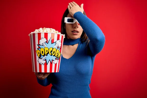 Młoda Blondynka Okularach Jedząca Paczkę Popcornu Oglądająca Film Kinie Zaskoczona — Zdjęcie stockowe