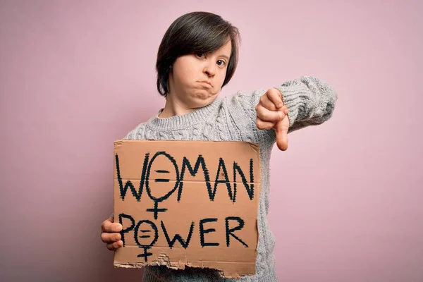 Молодая Синдром Дауна Женщина Держит Женщин Власть Знак Протеста Розовом — стоковое фото
