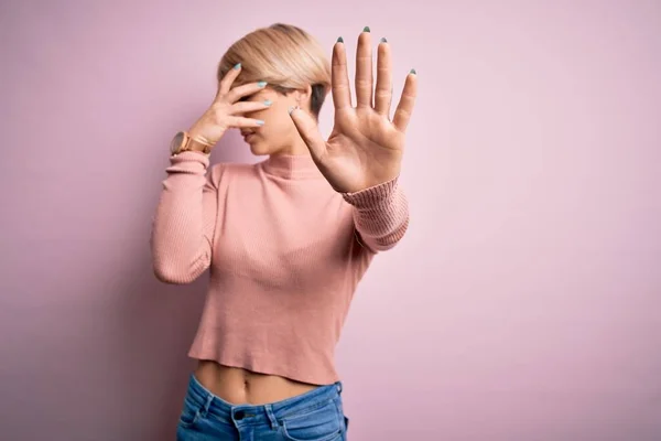 Jonge Blonde Vrouw Met Kort Haar Draagt Casual Coltrui Roze — Stockfoto