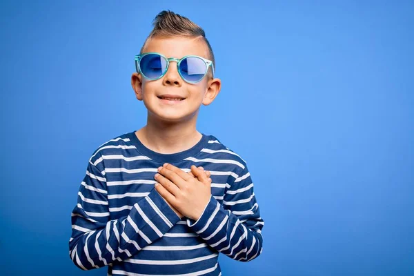 Criança Caucasiana Jovem Com Olhos Azuis Usando Óculos Sol Sobre — Fotografia de Stock