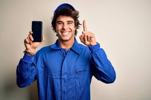 Jeune Mécanicien Portant Uniforme Tenant Smartphone Sur Fond Blanc Isolé — Photo