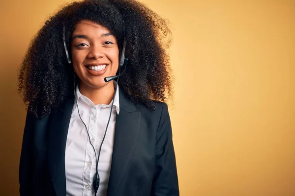 Junge Afrikanisch Amerikanische Betreiberin Mit Afro Haaren Die Ein Headset — Stockfoto
