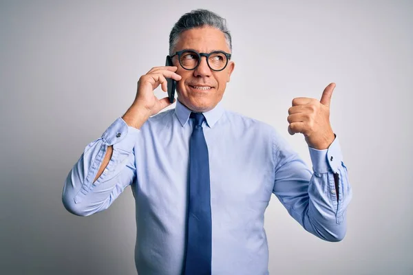 Homem Negócios Bonito Cabelos Grisalhos Meia Idade Conversando Smartphone Apontando — Fotografia de Stock