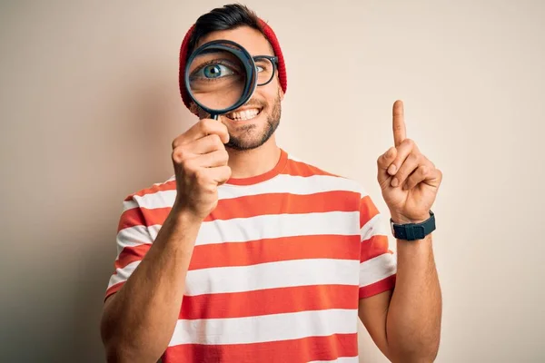 Ung Detektiv Man Tittar Genom Förstoringsglas Över Isolerad Bakgrund Förvånad — Stockfoto