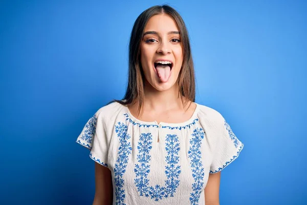 Joven Mujer Morena Hermosa Con Camiseta Casual Pie Sobre Fondo — Foto de Stock