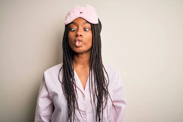 Jovem Afro Americana Vestindo Pijama Rosa Máscara Sono Sobre Fundo — Fotografia de Stock