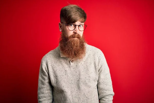 Hombre Pelirrojo Irlandés Guapo Con Barba Usando Suéter Casual Gafas —  Fotos de Stock