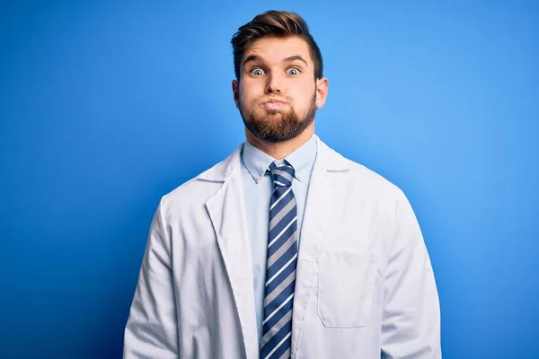 Joven Terapeuta Rubio Hombre Con Barba Ojos Azules Usando Abrigo — Foto de Stock