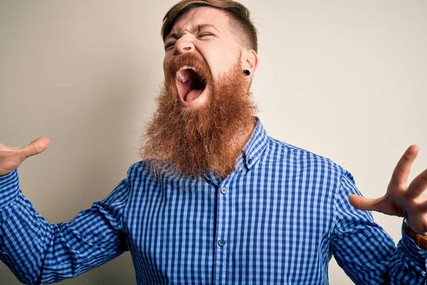 Красивый Ирландский Рыжий Бизнесмен Бородой Стоящий Изолированном Фоне Сумасшедший Кричащий — стоковое фото