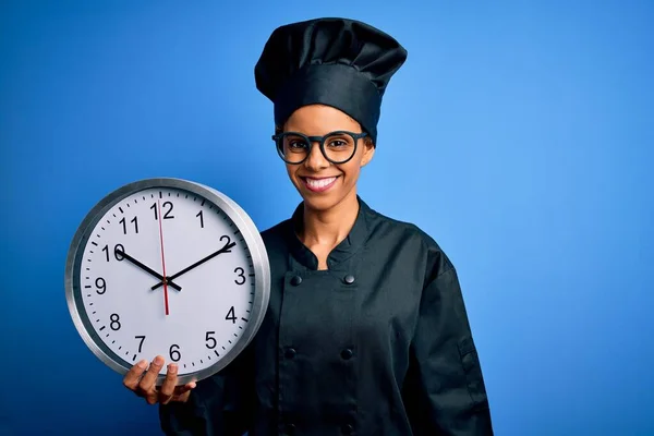 Mujer Panadera Afroamericana Con Uniforme Cocina Sombrero Haciendo Cuenta Regresiva — Foto de Stock