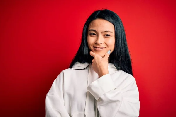 Jonge Mooie Chinese Sportieve Vrouw Draagt Sweatshirt Geïsoleerde Rode Achtergrond — Stockfoto