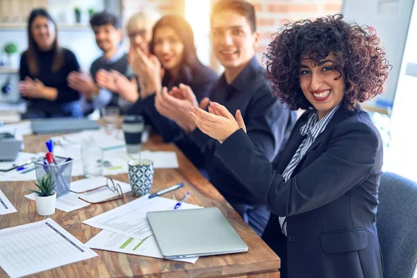 Gruppo Imprenditori Sorridenti Felici Fiduciosi Lavorare Insieme Con Sorriso Sul — Foto Stock