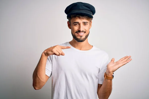 Joven Conductor Con Barba Con Sombrero Pie Sobre Fondo Blanco —  Fotos de Stock