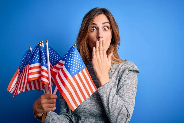 Jovem Bela Mulher Patriótica Segurando Bandeiras Dos Estados Unidos Celebrando — Fotografia de Stock