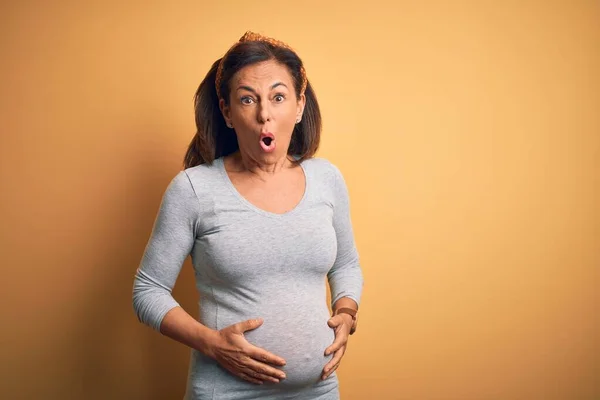 Middelbare Leeftijd Zwangere Vrouw Verwacht Baby Leeftijd Zwangerschap Bang Geschokt — Stockfoto