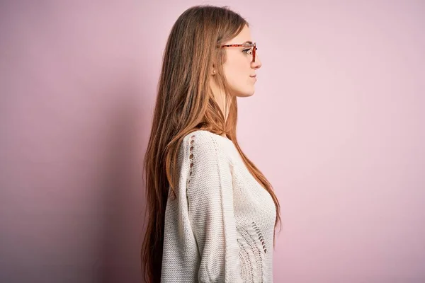 Jovem Mulher Ruiva Bonita Vestindo Camisola Casual Óculos Sobre Fundo — Fotografia de Stock