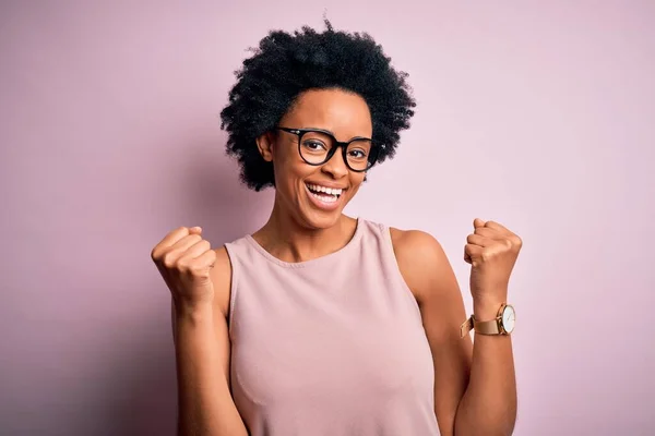 Ung Vacker Afroamerikansk Afro Kvinna Med Lockigt Hår Bär Shirt — Stockfoto